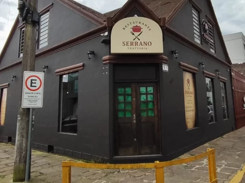 Fachada renovada para o Restaurante Serrano Trattoria serrano nex8 placa fachada frente