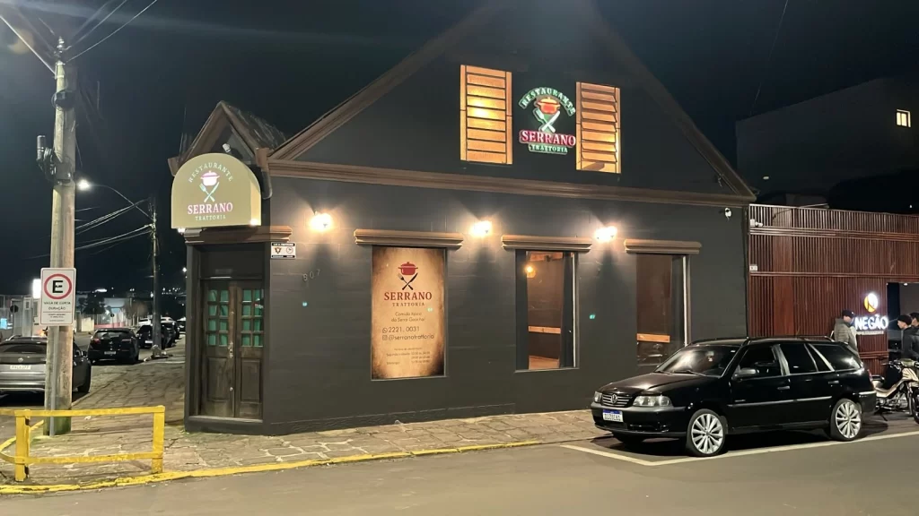 Fachada renovada para o Restaurante Serrano Trattoria serrano tratoria nex8 placa fachada luminoso
